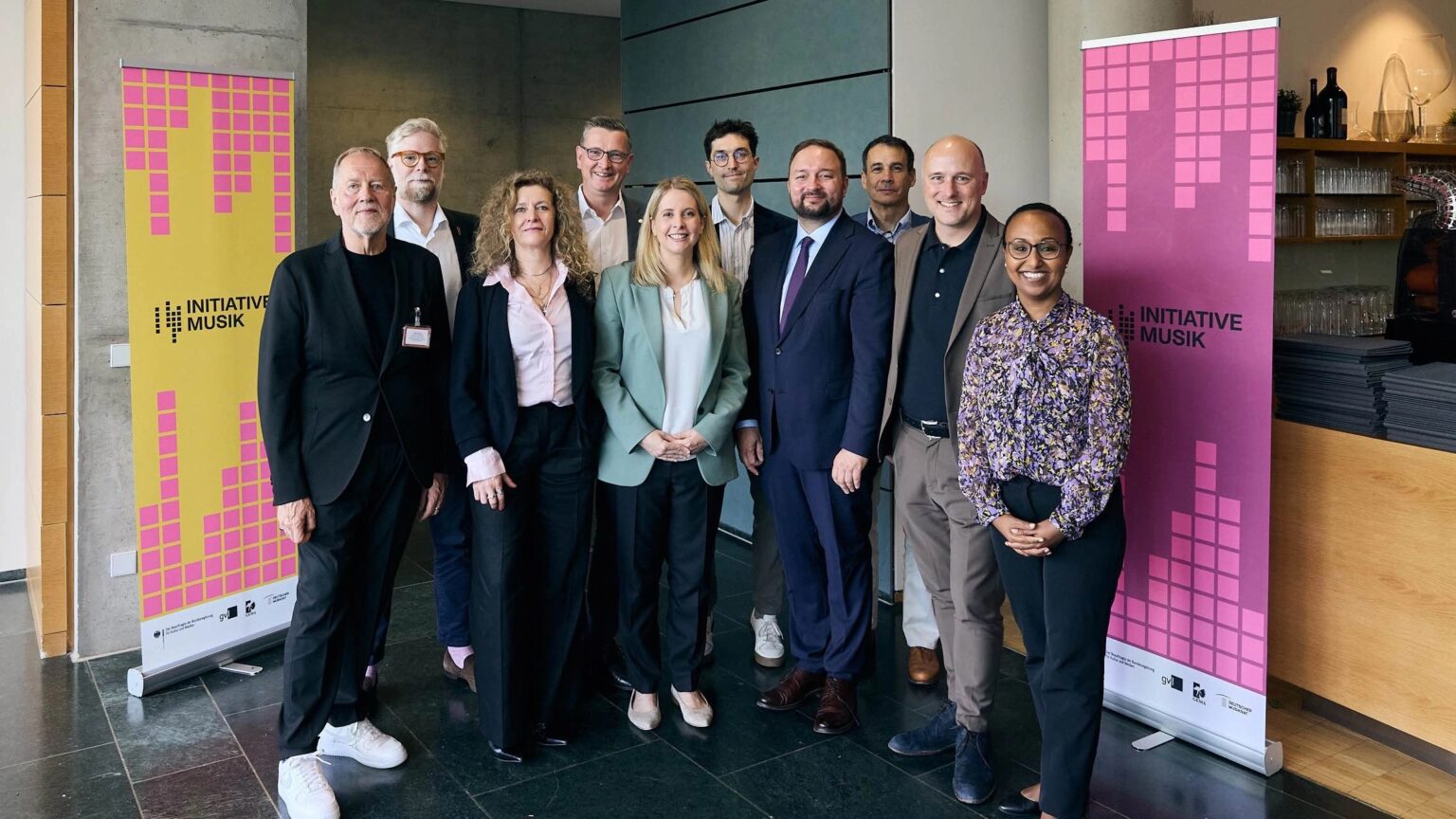 Parlamentarisches Frühstück mit Ministerin (von links): Dieter Gorny (Initiative Musik), Daniel Knöll (SOMM, Forum Musikwirtschaft) Katja Lucker (Initiative Musik), Martin Rabanus (SPD), die Bundesministerin für Wohnen, Stadtentwicklung und Bauwesen Verena Hubertz, Christopher Annen (PRO MUSIK), Michael Hose (CDU), Ingo Mix (BKM) sowie Sven Lehmann und Awet Tesfaiesus (beide Bündnis 90/Die Grünen). Foto: Martin Dziuba
