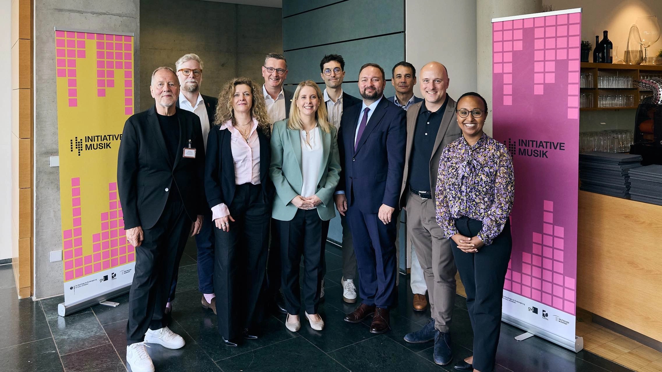 Parlamentarisches Frühstück mit Ministerin (von links): Dieter Gorny (Initiative Musik), Daniel Knöll (SOMM, Forum Musikwirtschaft) Katja Lucker (Initiative Musik), Martin Rabanus (SPD), die Bundesministerin für Wohnen, Stadtentwicklung und Bauwesen Verena Hubertz, Christopher Annen (PRO MUSIK), Michael Hose (CDU), Ingo Mix (BKM) sowie Sven Lehmann und Awet Tesfaiesus (beide Bündnis 90/Die Grünen). Foto: Martin Dziuba